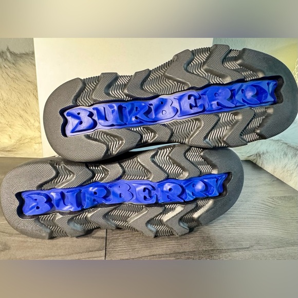 BURBERRY
Chelsea Boots/ Black with Blue Plaid Accent
Men’s EU 45 - Picture 10 of 14